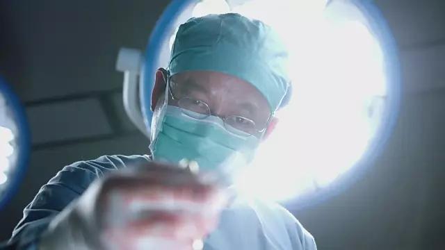 手术刀的演员，小巷深处的戏剧人生
